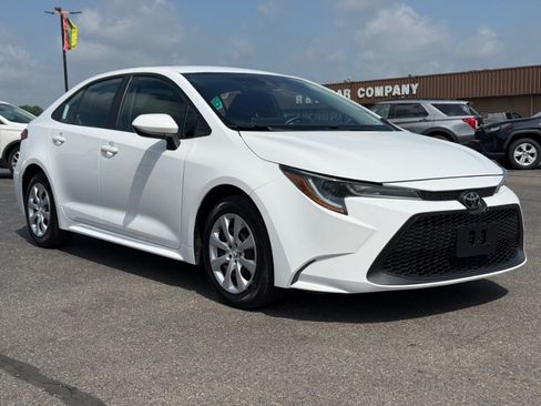 Used 2021 Toyota Corolla LE FWD image 2
