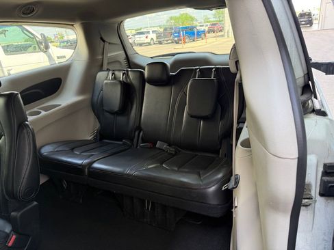Used 2023 Chrysler Pacifica Touring-L image 9