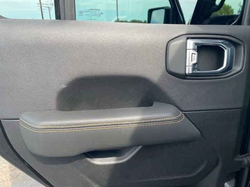 Used 2025 Jeep Gladiator Sport image 32