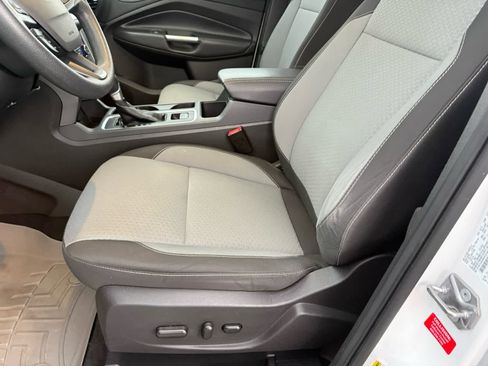 Used 2017 Ford Escape SE FWD image 4