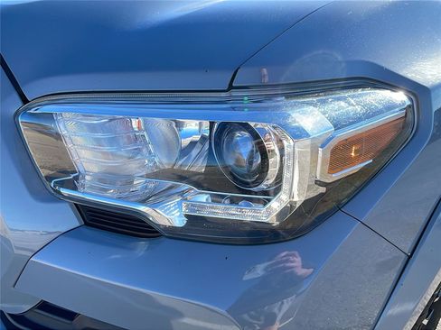 Used 2020 Toyota Tacoma TRD Sport image 9