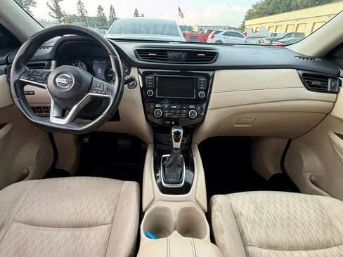 Used 2019 Nissan Rogue SV FWD image 3