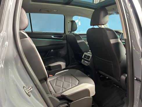 Used 2024 Volkswagen Atlas Peak Edition SE AWD/4WD image 43
