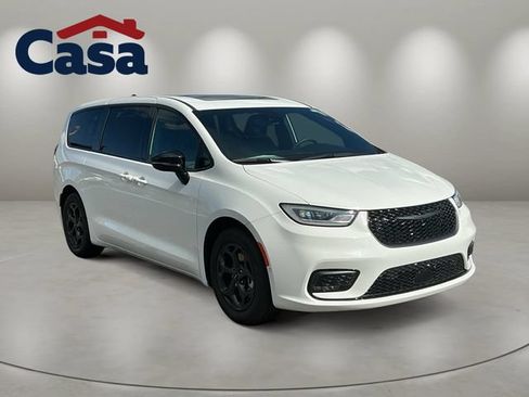 Used 2023 Chrysler Pacifica Limited w/ Uconnect Theater Family Group FWD image 8