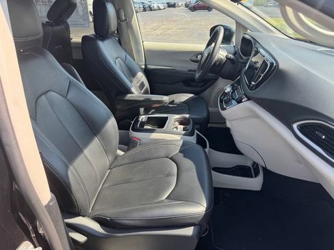 Certified 2024 Chrysler Pacifica Touring-L FWD image 14