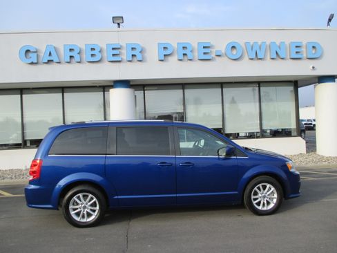 Used 2018 Dodge Grand Caravan SXT image 2