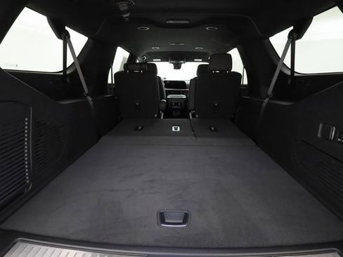 Used 2025 Chevrolet Suburban High Country image 24