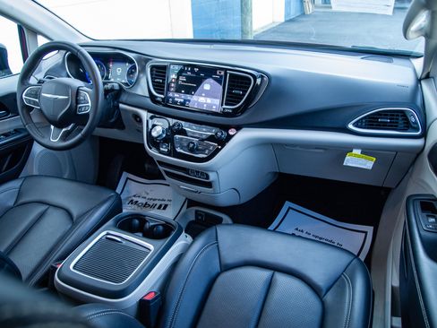 Used 2024 Chrysler Pacifica Touring-L FWD image 28