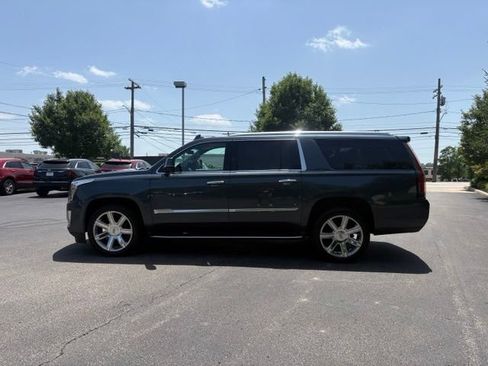 Used 2019 Cadillac Escalade ESV Luxury AWD/4WD image 2