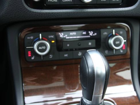 Used 2016 Volkswagen Touareg Sport image 36