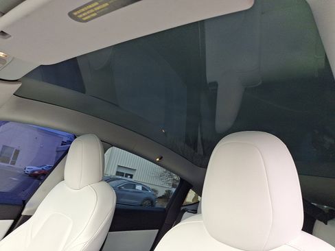 Used 2022 Tesla Model Y Long Range image 14