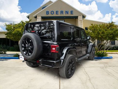 Used 2022 Jeep Wrangler Unlimited Sahara AWD/4WD image 5
