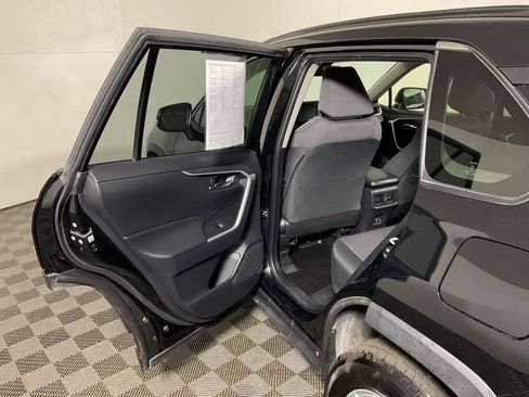Used 2019 Toyota RAV4 XLE AWD/4WD image 32