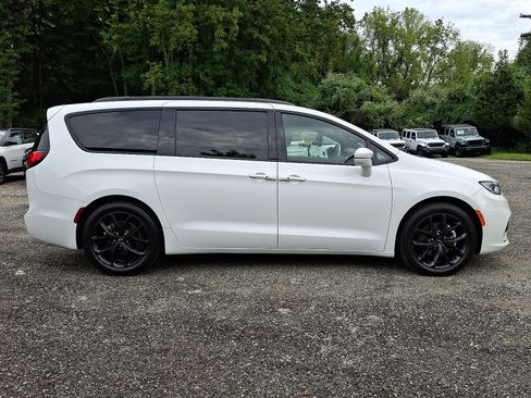 Used 2022 Chrysler Pacifica Touring-L w/ S Appearance Package FWD image 7