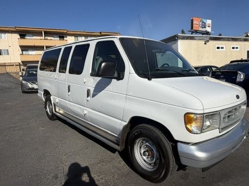 Used 2002 Ford E-150 and Econoline 150 Wagon RWD image 8