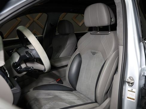 Used 2022 Bentley Bentayga image 41