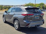 Used 2022 Toyota Highlander Platinum image 4