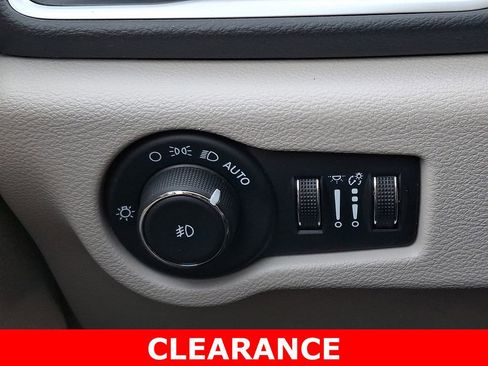 Used 2024 Chrysler Pacifica Touring-L FWD image 23