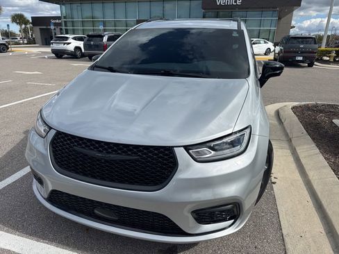 Used 2024 Chrysler Pacifica Touring-L w/ S Appearance Package image 14