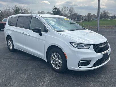 Used 2025 Chrysler Pacifica Select