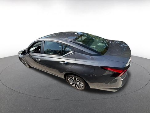 Used 2025 Nissan Altima 2.5 SV FWD image 12
