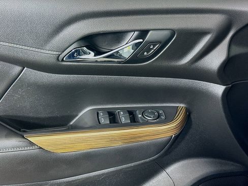 Used 2021 GMC Acadia SLE FWD image 17