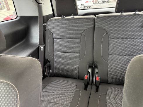 Used 2023 GMC Acadia SLE w/ Driver Convenience Package image 18