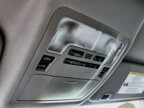 Used 2019 Toyota Highlander XLE FWD image 20