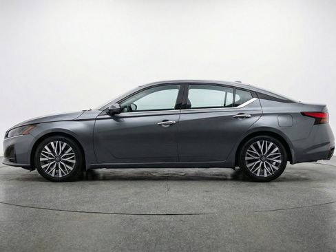 Used 2025 Nissan Altima 2.5 SV FWD image 5