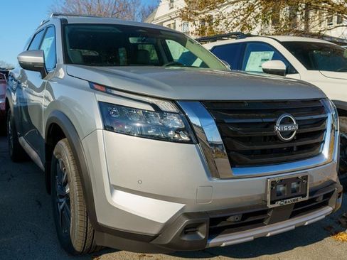 New 2025 Nissan Pathfinder SL image 3