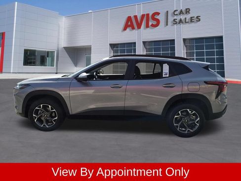 Used 2025 Chevrolet Trax LT w/ LT Convenience Package FWD image 10