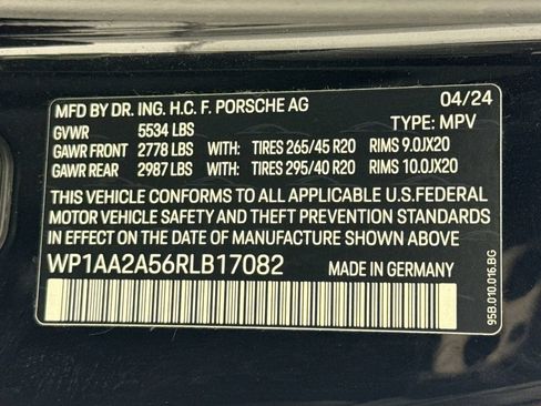 Certified 2024 Porsche Macan AWD/4WD image 34