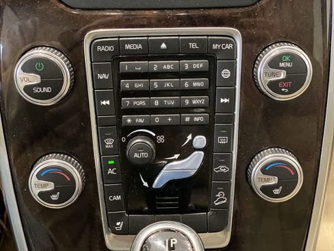 Used 2016 Volvo XC70 T5 Premier w/ Proximity Package image 22