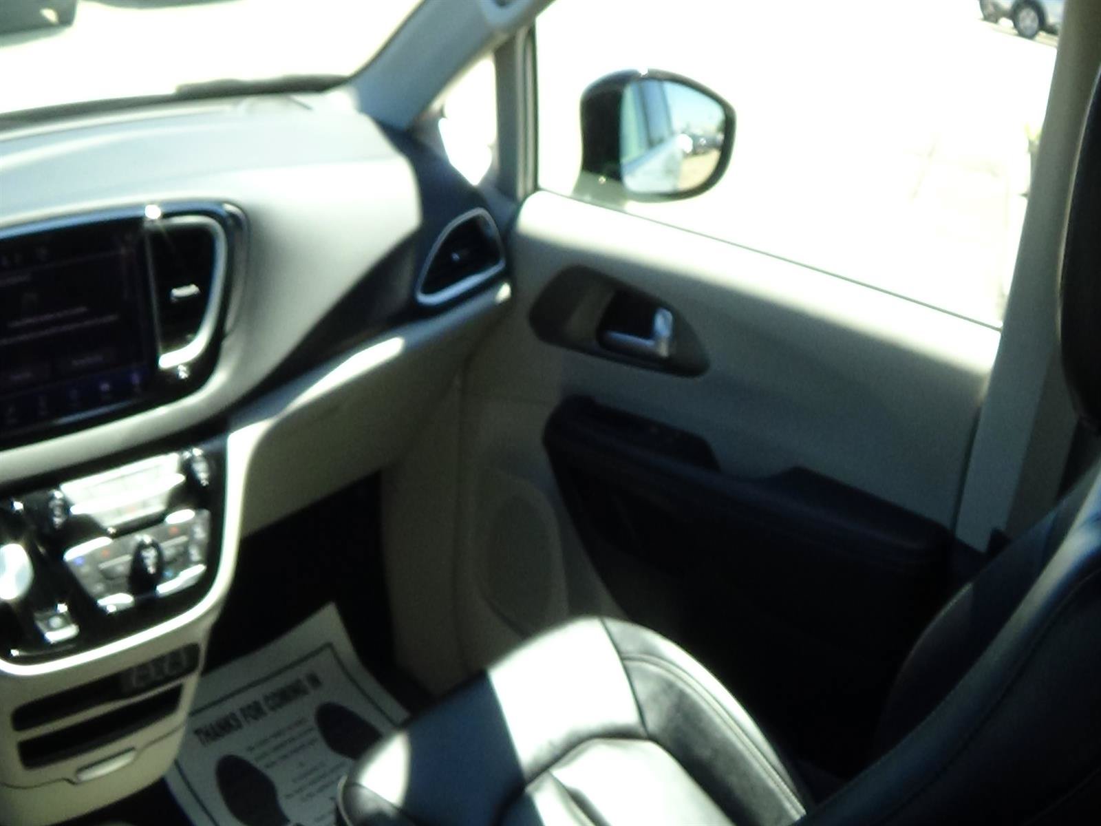 Certified 2024 Chrysler Pacifica Touring-L FWD image 14