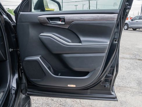 Used 2022 Toyota Highlander Platinum FWD image 13