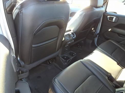 Used 2023 Jeep Gladiator Overland w/ Cold Weather Group image 32