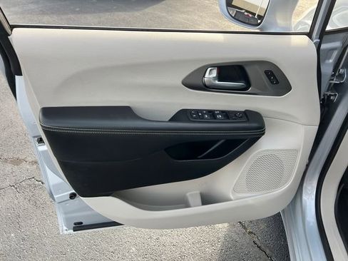 Used 2022 Chrysler Pacifica Touring-L FWD image 11