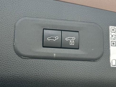 Certified 2025 Toyota Crown Signia image 23