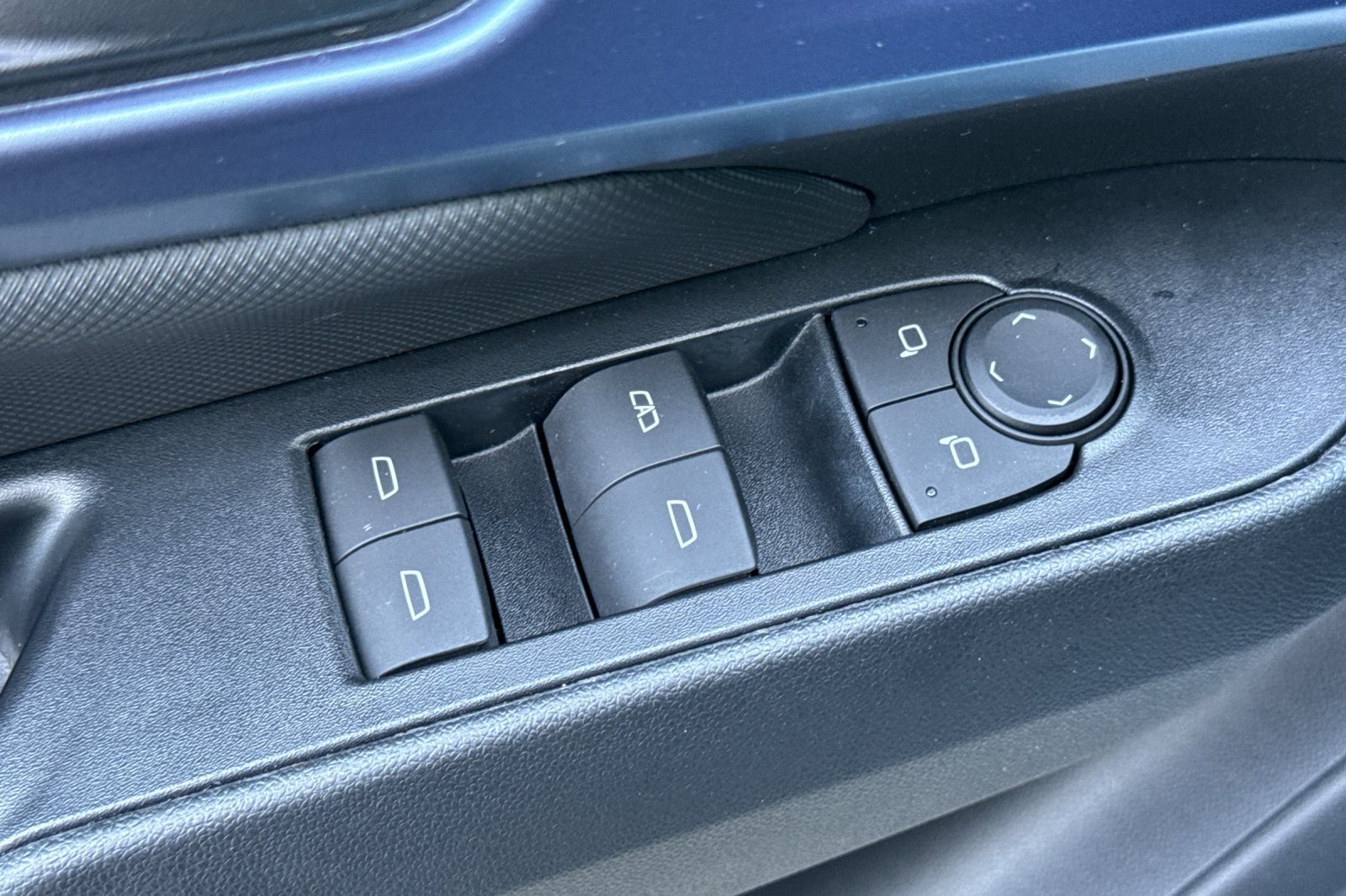 Certified 2024 Chevrolet Equinox EV LT FWD image 11