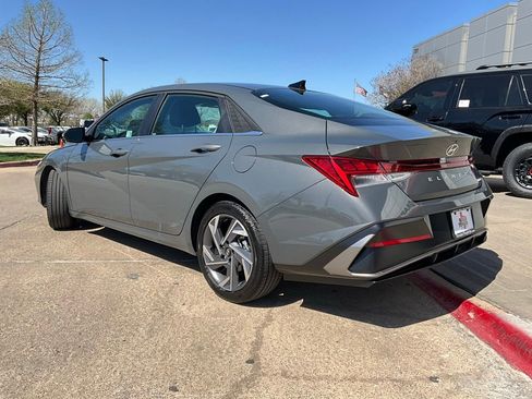 Used 2025 Hyundai Elantra Limited image 8