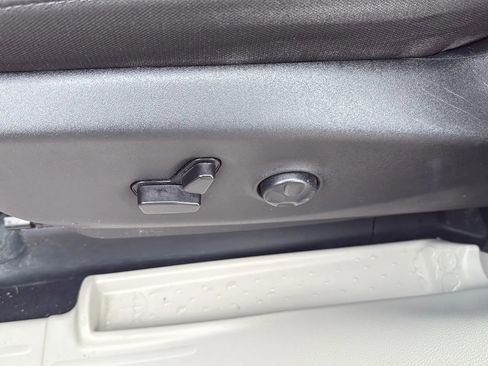 Used 2023 Chrysler Voyager LX FWD image 16