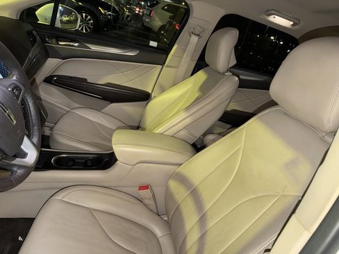 Used 2017 Lincoln MKC Premiere image 2