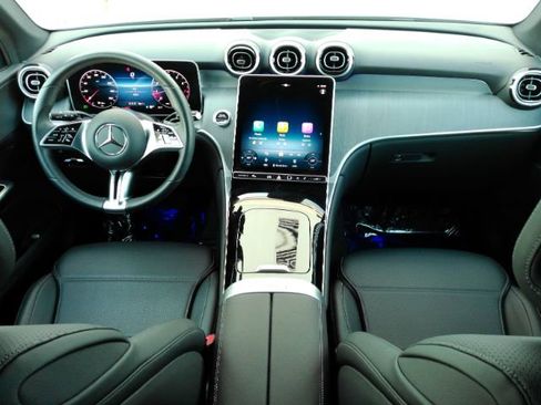 Used 2025 Mercedes-Benz GLC 300 image 3