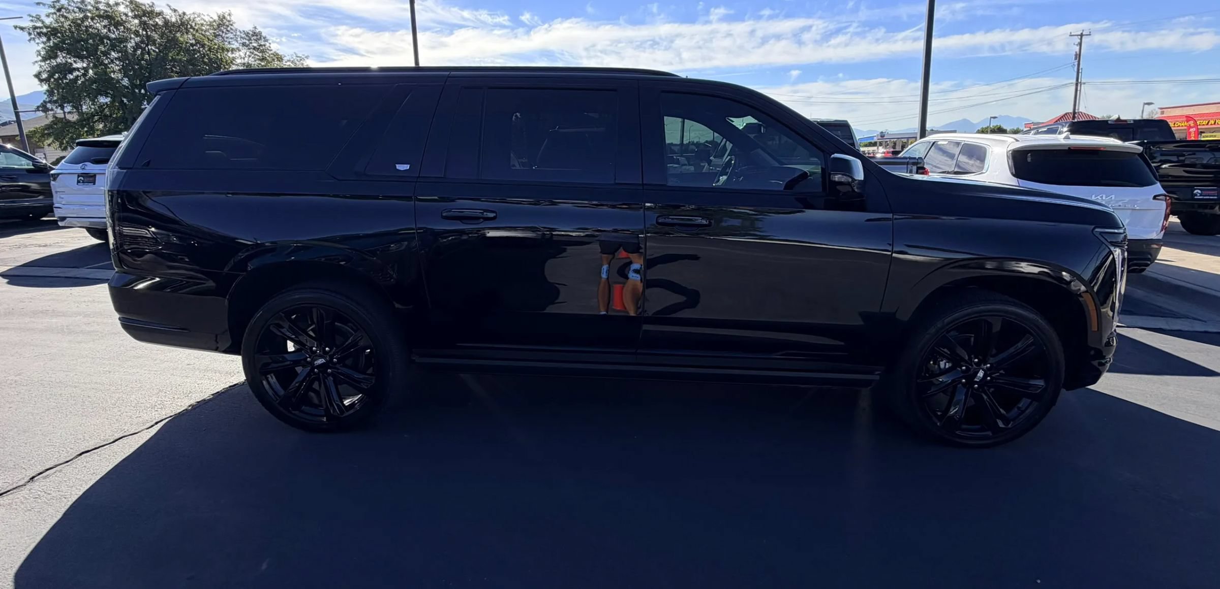 Used 2025 Cadillac Escalade ESV Sport Platinum AWD/4WD image 2