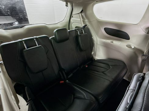 Used 2023 Chrysler Pacifica Touring-L FWD image 34