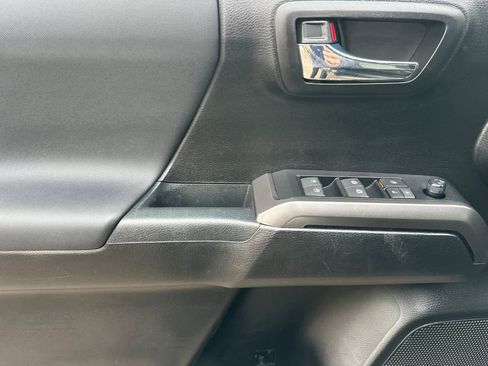 Used 2021 Toyota Tacoma TRD Off-Road image 12