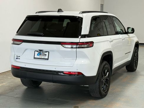 Used 2024 Jeep Grand Cherokee Altitude AWD/4WD image 7