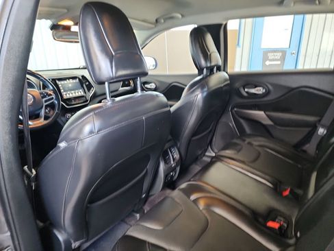 Used 2019 Jeep Cherokee Limited FWD image 39