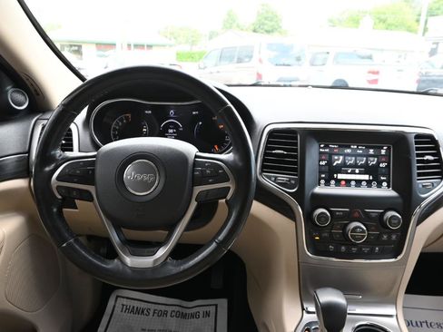 Used 2019 Jeep Grand Cherokee Laredo AWD/4WD image 28
