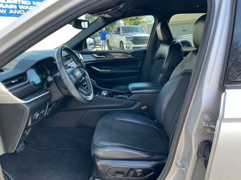 Used 2022 Jeep Grand Cherokee L Laredo image 4